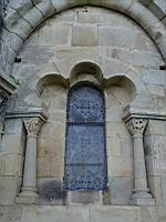 Saint-Julien-Du-Serre, Eglise romane, Chevet, Fenêtre (1)